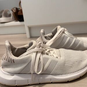 adidas Women's Cream Sneakers - Well Loved 🥰